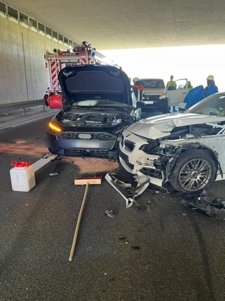 Drei Fahrzeuge krachen auf B300 zusammen