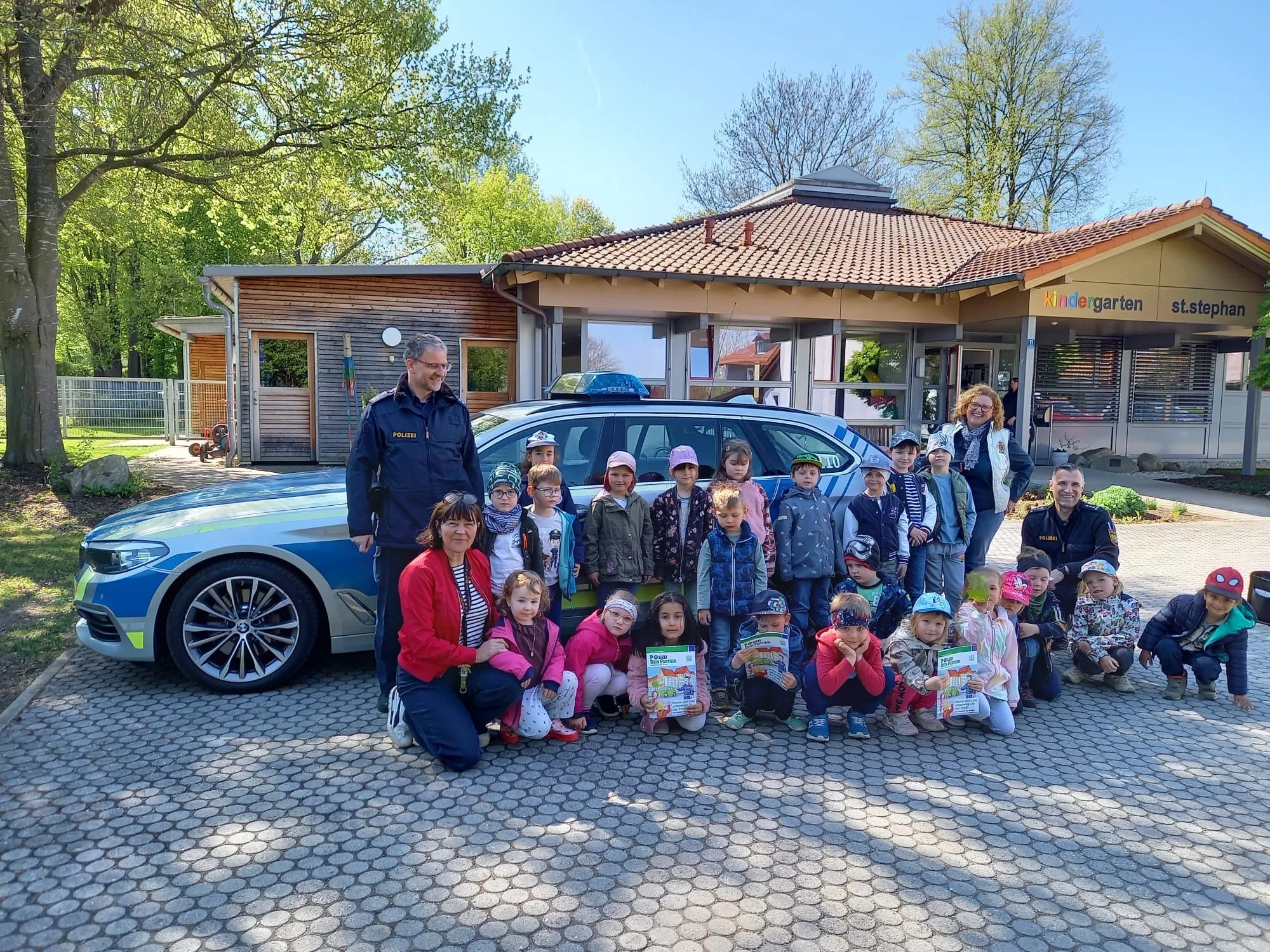 Leuchtende Kinderaugen: Polizisten verzaubern Kleinkinder