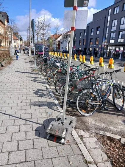 Mobile Fahrradständer am Neumarkter Bahnhof