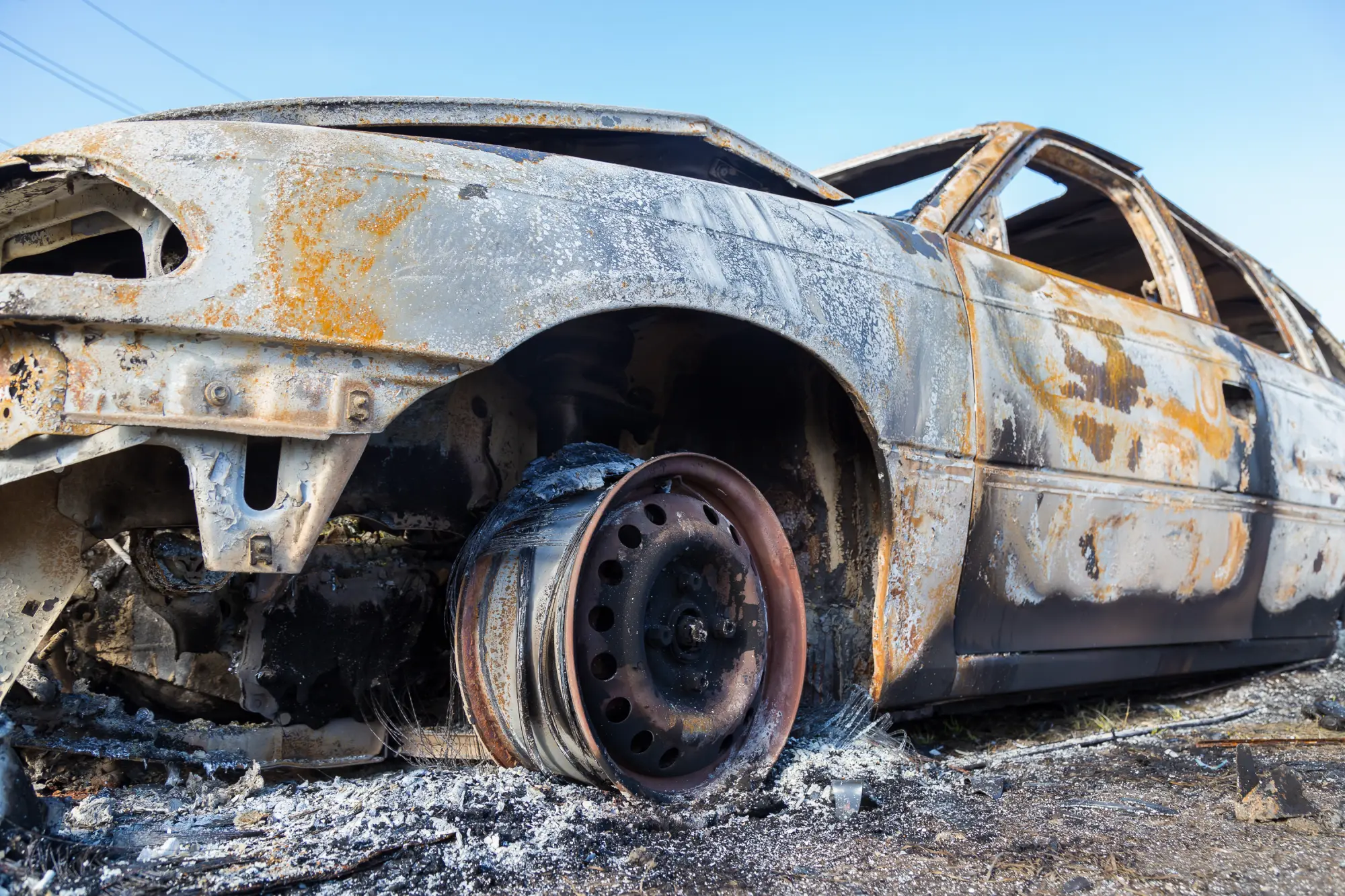 Schreckmoment auf der B16: Auto geht plötzlich in Flammen auf
