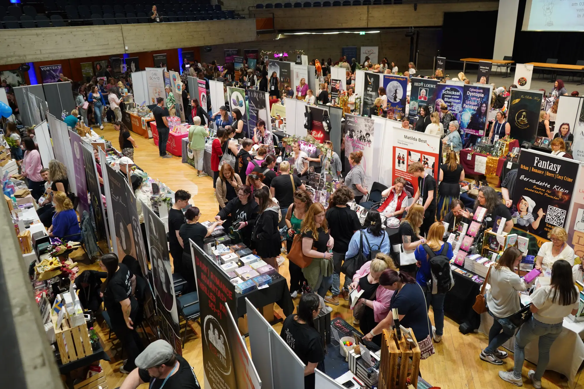 Seitenzauber Buchmesse in Ingolstadt lockt Hunderte Besucher ins Stadttheater