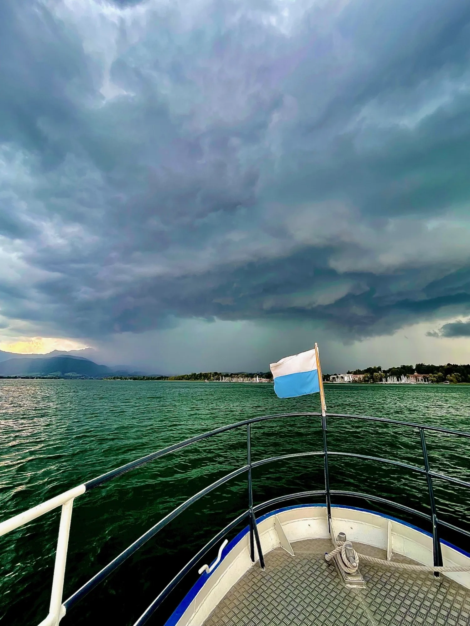 Unwetter trifft Chiemsee: Wassersportler in Seenot