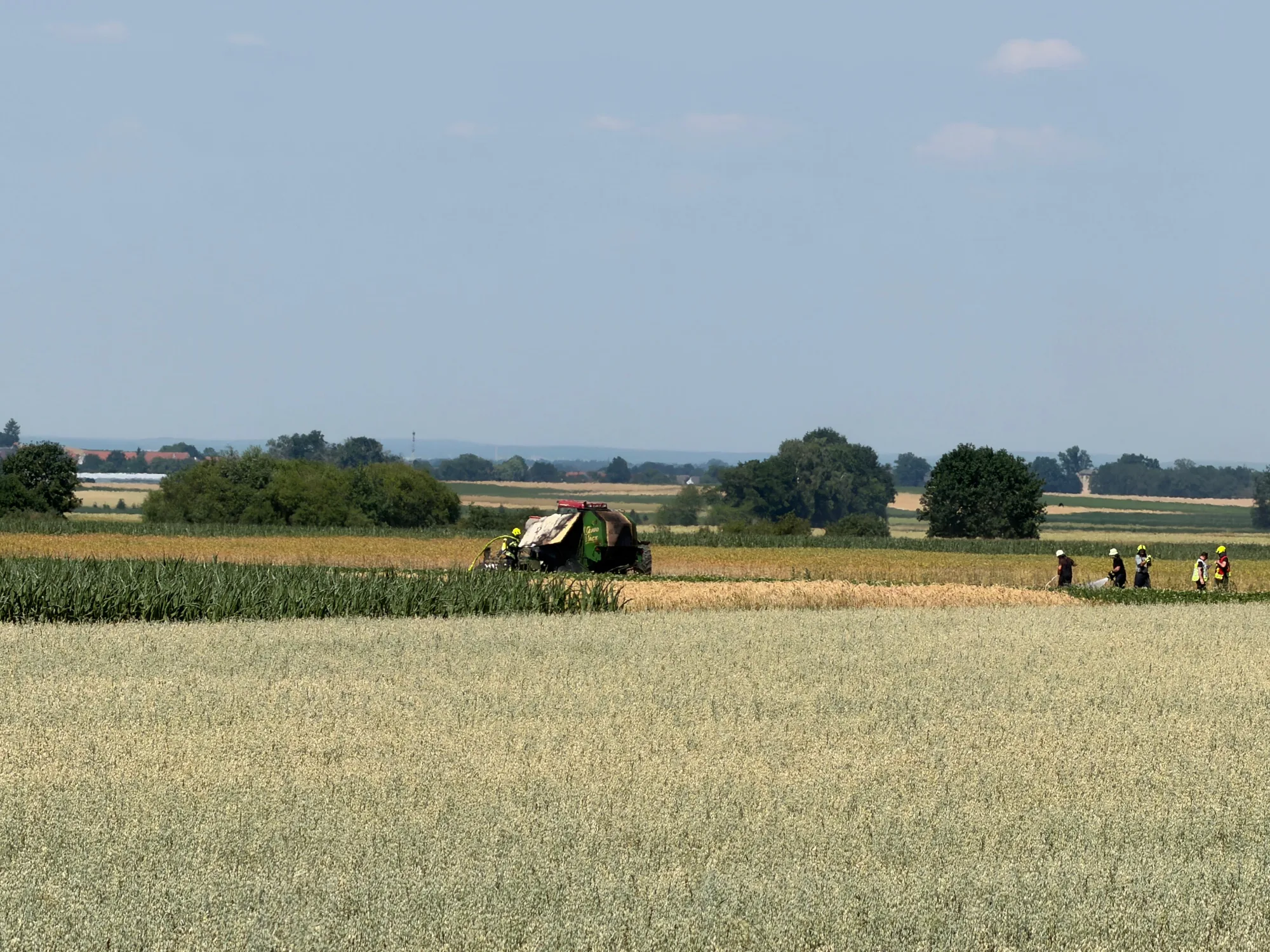 Strohballenpresse fängt Feuer: Großeinsatz auf Feld