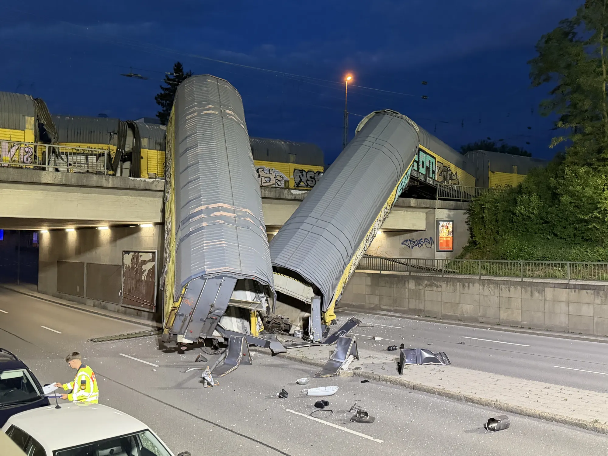 Nächtliches Zugunglück in München: Zwei Waggons hängen über der Schleißheimer Straße