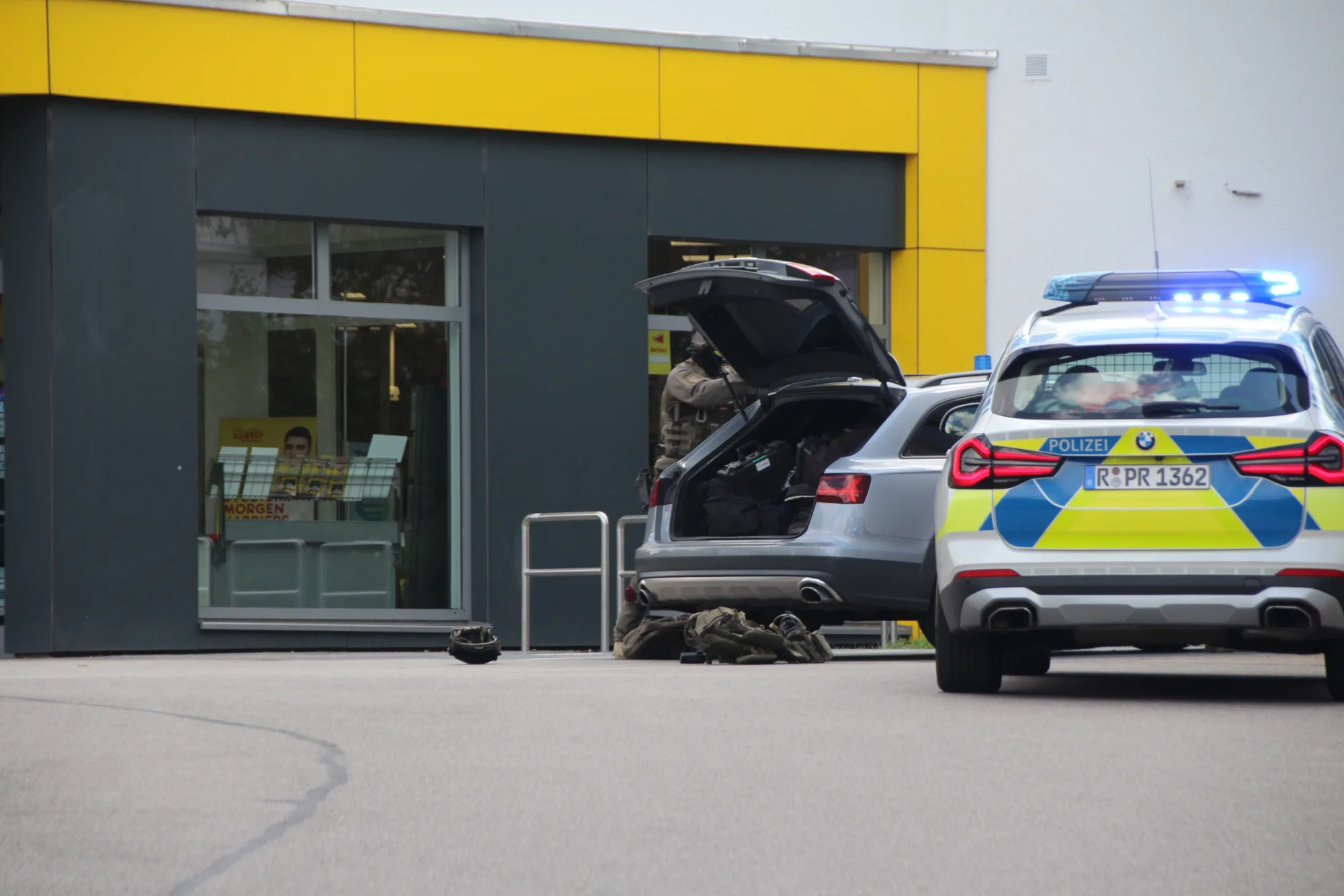 Großeinsatz der Polizei: Geiselnahme in Regensburger Bank!