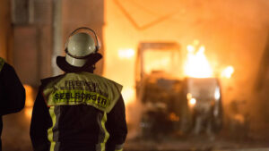 REICHENBERG - 🔥 Bauwagen am Dienstag (06.05.2025) in Brand geraten, benachbartes Haus beschädigt – Kripo ermittelt, Sachschaden im fünfstelligen Bereich 🚒
