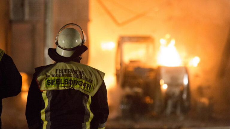 ILMMÜNSTER – Ein Oldtimer fing am Mittwoch (02.04.2025) beim Starten Feuer und brannte komplett aus. 🔥 Verletzt wurde niemand, 15.000 Euro Schaden.