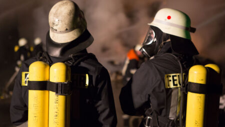 BURGBERNHEIM – Tödlicher Brand in einem Wohnhaus am Donnerstag (01.05.2025) am Rathausplatz. 74-Jähriger stirbt, 68-Jähriger springt aus dem Fenster. 🔥🚒
