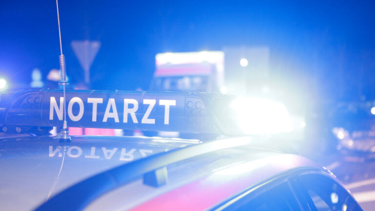 WIESENBRONN - 👊 Nächtlicher Streit in der Seegartenstraße am Samstag (10.05.2025) eskaliert! Anwohner (34) wollte schlichten, erlitt Kopfverletzung - Alkohol und Drogen im Spiel, drei Personen angezeigt! 🏥