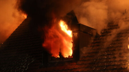 OBERBERGKIRCHEN – 🔥 Großbrand von vier Wohnhäusern am Donnerstagmorgen (12.06.2025), Schaden im Millionenbereich – drei Feuerwehrleute leicht verletzt. 🚒