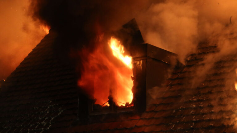 AUGSBURG-LECHHAUSEN – Montag (31.03.2025): In leerstehender Gärtnerei entsteht bei einem Feuer Sachschaden. Polizei ermittelt wegen möglicher Brandstiftung. 🔥