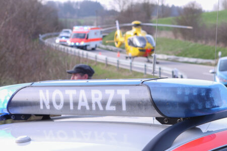 A8 BEI ROSENHEIM - 💥 Schwerer Unfall auf der A8 am Samstag (10.05.2025)! Mehrere Fahrzeuge kollidieren bei Spurwechsel am Stauende - zwei Verletzte ins Krankenhaus, 80.000 Euro Schaden! 🚑