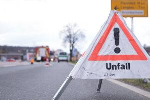 AUHAUSEN – Radfahrer übersieht am Donnerstagnachmittag (01.05.2025) eine Motorradfahrerin und verursacht Zusammenstoß. Beide stürzen.🚲🏍️