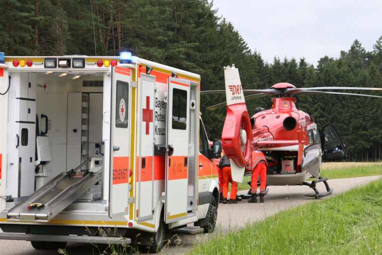 KIRCHENTHUMBACH - 🚨 Drei Fahrzeuge kollidierten am Freitag (18.04.2025) auf der B470. Der schwere Verkehrsunfall forderte drei Schwerverletzte und 80.000 Euro Schaden! 🚁