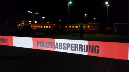 BOBINGEN - 🚗 Auto landet wegen nicht angepasster Geschwindigkeit am Montag (05.05.2025) im Garten – 6.500 Euro Schaden, zwei Zäune zerstört! 🏡