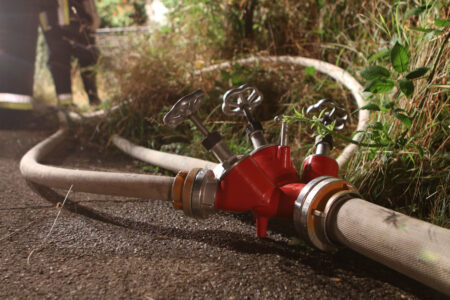 BAD TÖLZ - 🔥 Wohnungsbrand am Montagabend (07.07.2025)! Akku explodiert beim Laden - Frau (32) mit Drehleiter gerettet, Wohnung unbewohnbar! 🚒