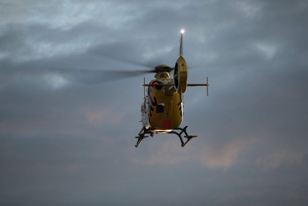 SCHLIERSEE - 🚁 Schwerer Unfall mit ATV auf der Gindelalm am Samstag (10.05.2025)! Vater und 6-jährige Tochter stürzen in Steilhang - ohne Helm, zwei Rettungshubschrauber im Einsatz! 🏔️