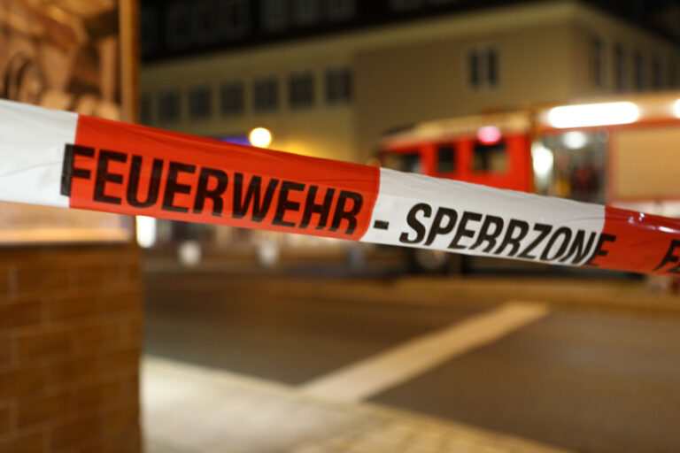 🔥 MÜNCHEN – Rauchentwicklung sorgt am Samstag (22.03.2025) für Feuerwehreinsatz in Pasinger Gaststätte. Gäste flüchten ins Freie. Wirtschaft bleibt geschlossen.