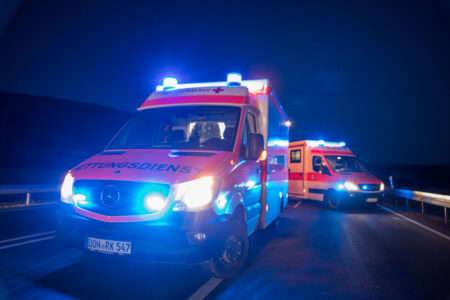MÜNCHEN - ⚡ Schwerer Unfall an der Senftlstraße in der Nacht zum Freitag (09.05.2025)! Zwei 16-Jährige auf Güterzug geklettert - einer lebensgefährlich verletzt, Bahnstrecke München-Rosenheim gesperrt! 🚑