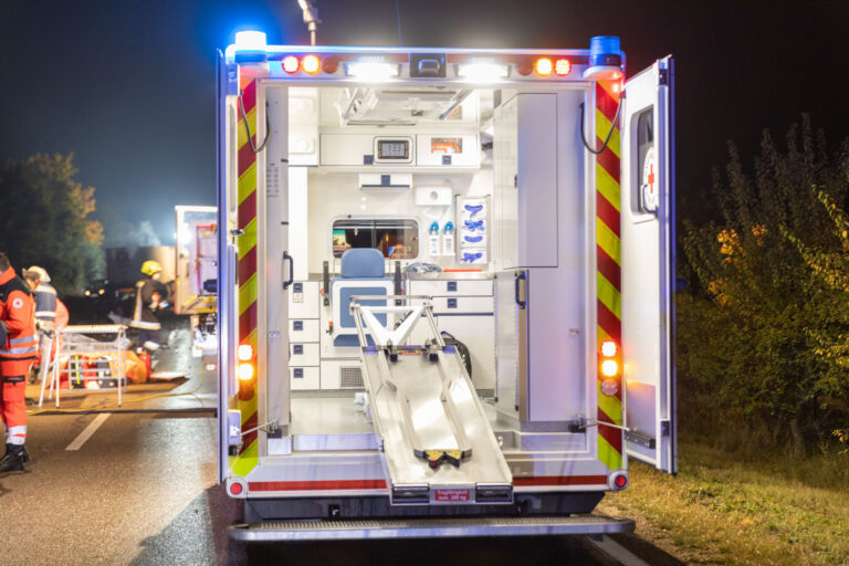 BOGEN – Donnerstag (10.04.2025): Autofahrer missachtet die Vorfahrt, Rollerfahrer prallt in das Auto und wird verletzt. 🚨🛵
