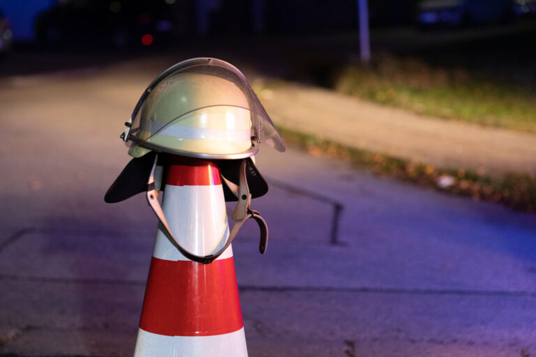 FRIEDBERG – 🔥 In der Nacht auf Montag (31.03.2025) brannten Hecke und Zaun in der Burgpflegerstraße. Die Polizei ermittelt wegen Sachbeschädigung.