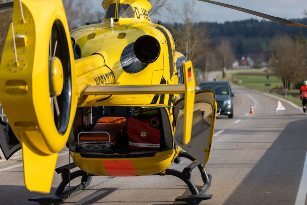 IFFELDORF – Freitag (11.04.2025): Senior (89) übersieht Bus beim Abbiegen, kracht in die Seite – schwer verletzt, Rettungshubschrauber im Einsatz. 🚑🚌