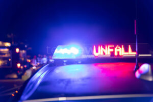 MIESBACH - 🚗 Nächtlicher Unfall mit Fahrerflucht am Freitag (02.05.2025)! Silberner SUV rammt Auto auf B472 bei "Müller am Baum". Polizei sucht Zeugen für Zusammenstoß mit Sachschaden! 🔍