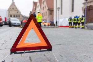INGOLSTADT - 🚌 Linienbus führt Notbremsung am Dienstag (06.05.2025) wegen Wendemanöver eines Lastwagens durch. Fünf Verletzte, flüchtiger Fahrer gesucht 🚑