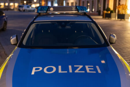 AUGSBURG-INNENSTADT - Ein Mann schlug Festzelt-Mitarbeiter am Mittwoch (30.04.2025) ins Gesicht, nachdem er ein Serviertablett vom Plärrer entwenden wollte. 👊