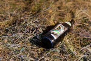HOLZKIRCHEN - 🍺 Gefährliche Körperverletzung am Montag (21.10.2025) am Herdergarten! Zwei betrunkene Männer attackierten sich mit Glasflaschen! 🚨