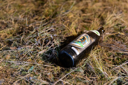 HOLZKIRCHEN - 🍺 Gefährliche Körperverletzung am Montag (21.10.2025) am Herdergarten! Zwei betrunkene Männer attackierten sich mit Glasflaschen! 🚨