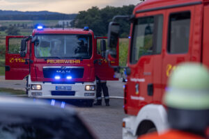 A8 BEI PIDING – 🔥 Ein Wohnmobil brennt am Freitag (06.06.2025) auf der A8 aus. Gastank erschwert Löscheinsatz. Zwei Stunden Vollsperrung, 15 km Stau. 🚐