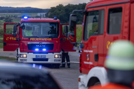 A8 BEI PIDING – 🔥 Ein Wohnmobil brennt am Freitag (06.06.2025) auf der A8 aus. Gastank erschwert Löscheinsatz. Zwei Stunden Vollsperrung, 15 km Stau. 🚐