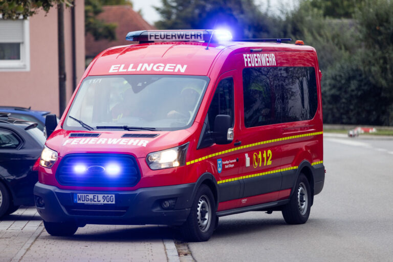 INGOLSTADT – Freitag (14.03.2025) kam es in einer Mülllagerstätte im Industriegebiet Süd zu einem Brand. Die Feuerwehr löschte das Feuer schnell. 🔥🚒