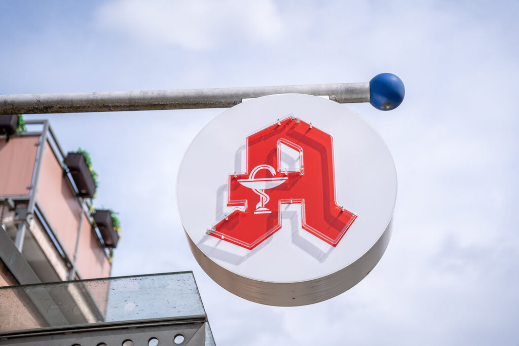 KARLSHULD - 💊 Einbruchsversuch in Apotheke in der Nacht (07.08.2025)! Polizei prüft Zusammenhang mit weiterem Fall – Hinweise gesucht. 🚨
