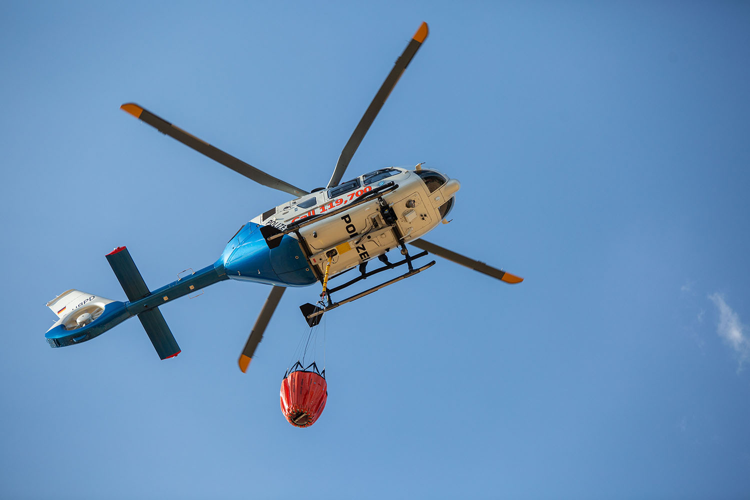 ERLANGEN - 🔥 Großer Waldbrand im Tennenloher Forst! Katastrophenfall am Freitag (02.05.2025) ausgerufen. 40.000 Quadratmeter in Flammen, Munitionsgefahr erschwert Löscharbeiten! 🚁