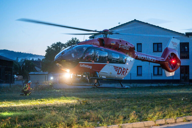 HOLZKIRCHEN - 💥 Schwerer Unfall auf B318 am Donnerstag (20.06.2025)! 79-Jähriger wechselt trotz durchgezogener Linie Spur und verursacht Kollision! 🚁