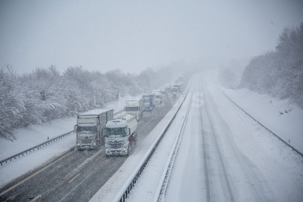 STAMMHAM - 🚗 Auffahrunfall am Freitag (02.01.2026) auf A9! Zwei Fahrer flüchten - Dashcam entlarvt schwarze Mercedes V-Klasse! 🚔