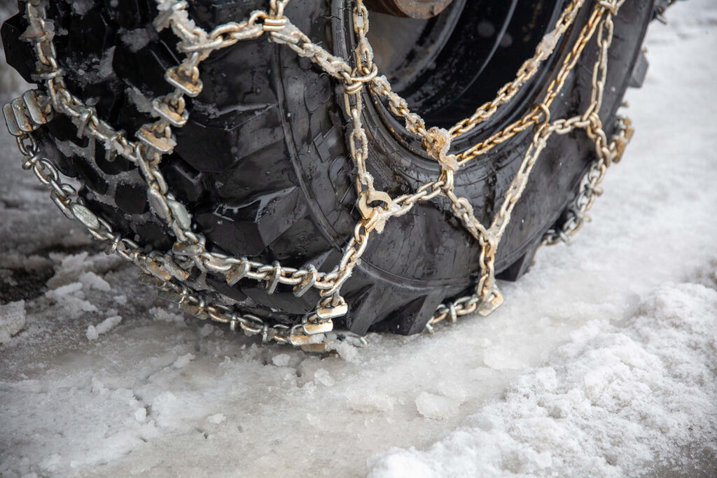 NEUBURG AN DER DONAU - ❄️ Sechs Unfälle wegen Glätte am Freitag (02.01.2026)! Dreifach-Crash am Karl-Reisach-Platz - 44.650 Euro Schaden! 🚗