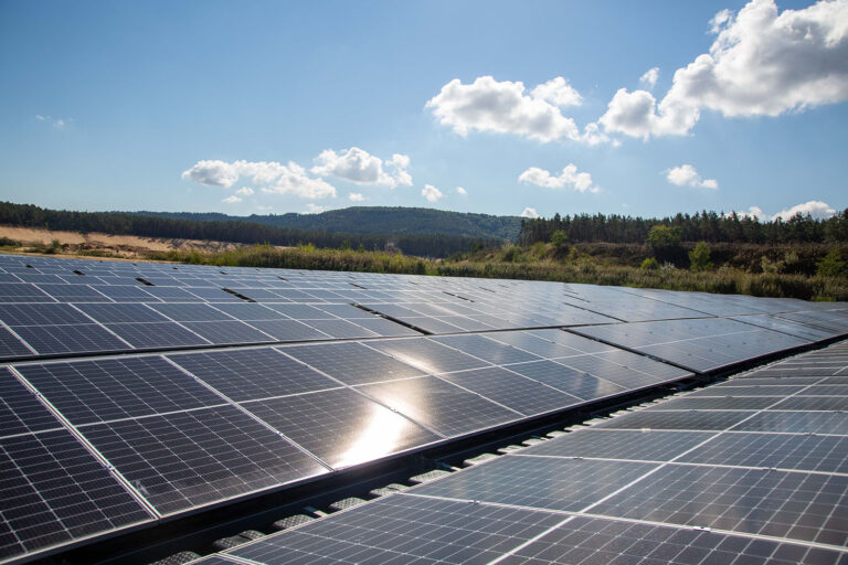 AIGLSBACH - ⚡ Versuchter Diebstahl am Donnerstag (05.06.2025)! Diebe knacken Solarfeld-Zugang an A93 und bauen Wechselrichter ab! 🔧