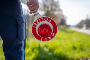 AUGSBURG-KRIEGSHABER - In Kriegshaber wurden zwei junge Männer im Straßenverkehr gestoppt – Drogen, Alkohol und fehlender Führerschein. 🚓🛴
