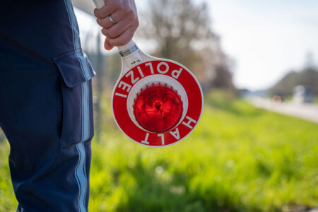 AUGSBURG-KRIEGSHABER - In Kriegshaber wurden zwei junge Männer im Straßenverkehr gestoppt – Drogen, Alkohol und fehlender Führerschein. 🚓🛴