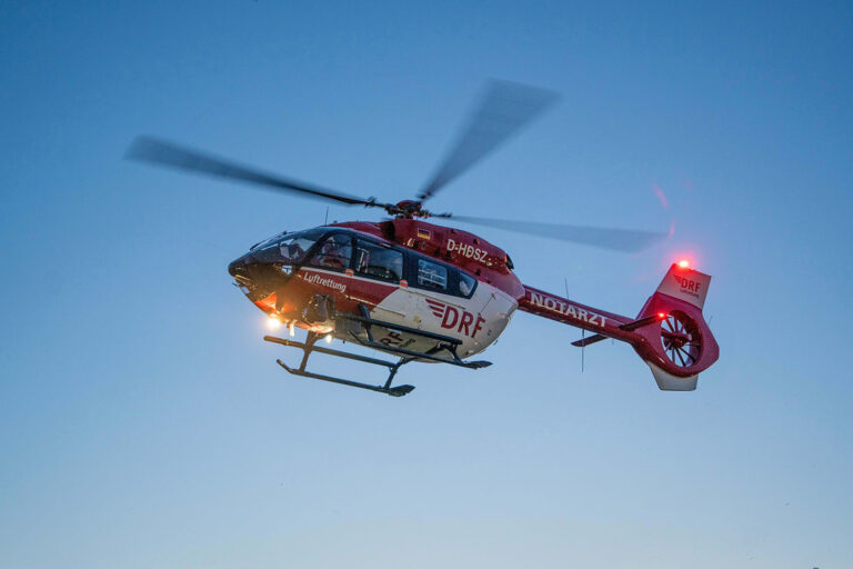 SCHWEITENKIRCHEN – Kind nach dem Aussteigen aus SCHULBUS von Auto erfasst. Unfall am Freitag (04.04.2025) gegen 12:45 Uhr. Rettungshubschrauber im Einsatz. 🚸🚑