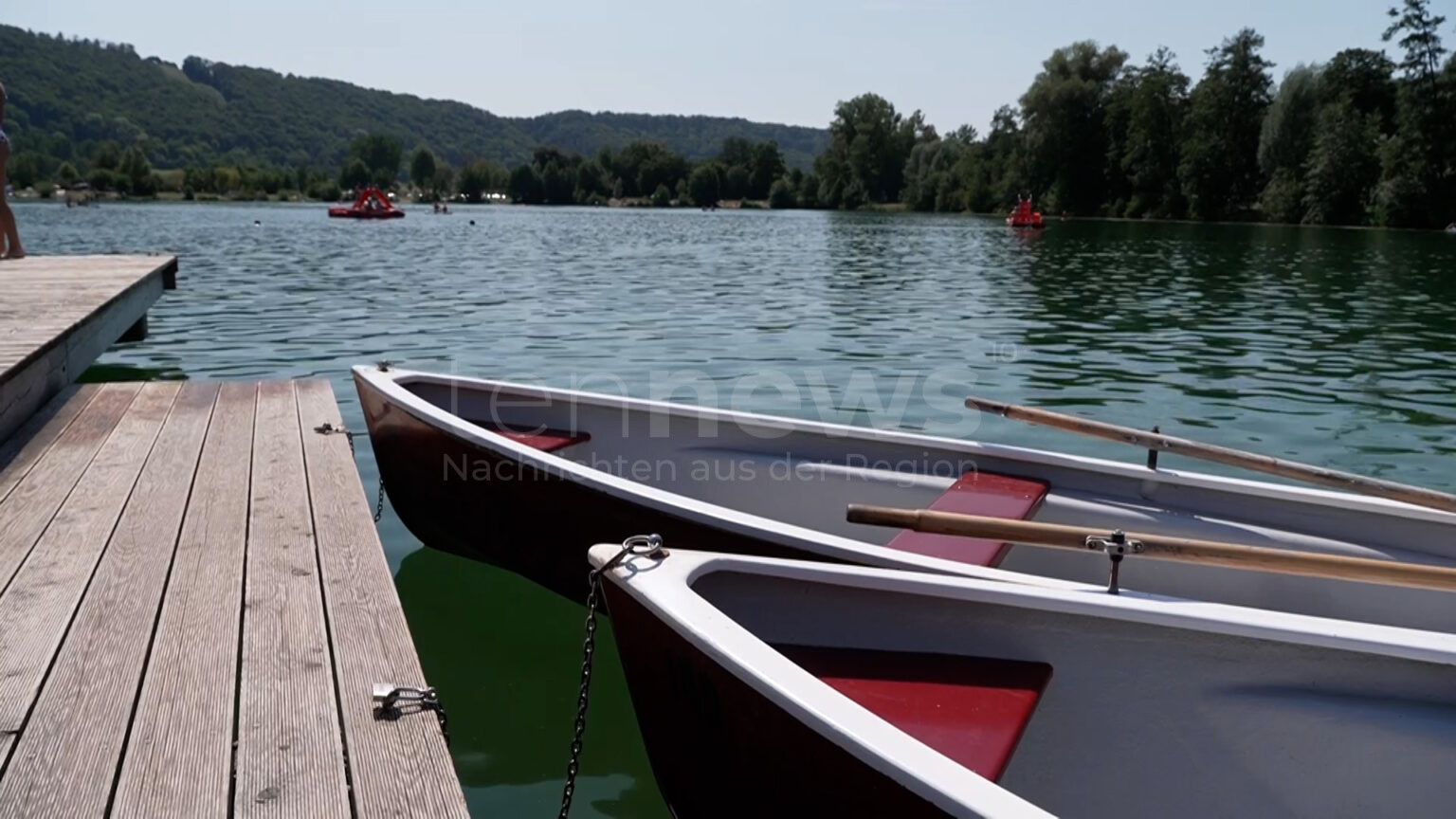MOOSBURG AN DER ISAR – 🏊‍♀️ Eine Frau ertrank bei einem Badeunfall am Freitagmittag (13.06.2025) im Aquapark-See – Polizei schließt Fremdverschulden aus. 🛟