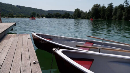 MOOSBURG AN DER ISAR – 🏊‍♀️ Eine Frau ertrank bei einem Badeunfall am Freitagmittag (13.06.2025) im Aquapark-See – Polizei schließt Fremdverschulden aus. 🛟