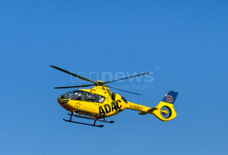 MOOSBURG AN DER ISAR - 🚁 Horror-Arbeitsunfall am Dienstag (15.07.2025)! Maschine erfasst Arbeiter (29) schwer - Rettungshubschrauber im Einsatz! 🏭