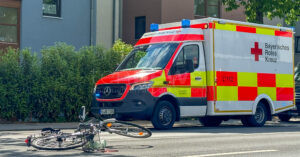 REICHERTSHAUSEN - 🚲 80-Jähriger stürzt am Mittwoch (07.05.2025) alleinbeteiligt mit Pedelec – Rettungsdienst bringt ihn in eine Klinik 🚑