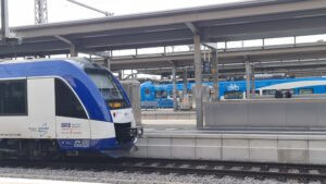 HILPOLTSTEIN - 👜 Dreister Diebstahl am Samstag am Bahnhof! Unbekannte klauen Tasche von schlafendem Burgfest-Besucher (46)! 🚂
