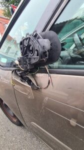 INGOLSTADT – 🚨 Sachbeschädigung am Freitag (30.05.2025)! Jugendlicher (2 Promille) tritt Autospiegel ab und beleidigt Polizisten massiv. 🍺