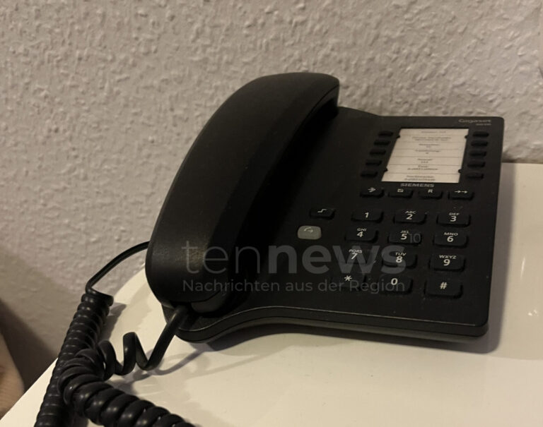 AUGSBURG – Falscher Bankmitarbeiter bringt Frau am (26.03.2025) zu Überweisungen. Die Kripo Augsburg ermittelt wegen Betrugs. Polizei warnt. 📞⚠